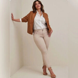TORRID Boyfriend Straight‎ Vintage Stretch Mid-Rise Tan Cream Jean Size 18T NEW